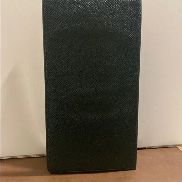 SOLDAuthentic Louis Vuitton Taiga Checkbook Holder - Picture 3 of 12